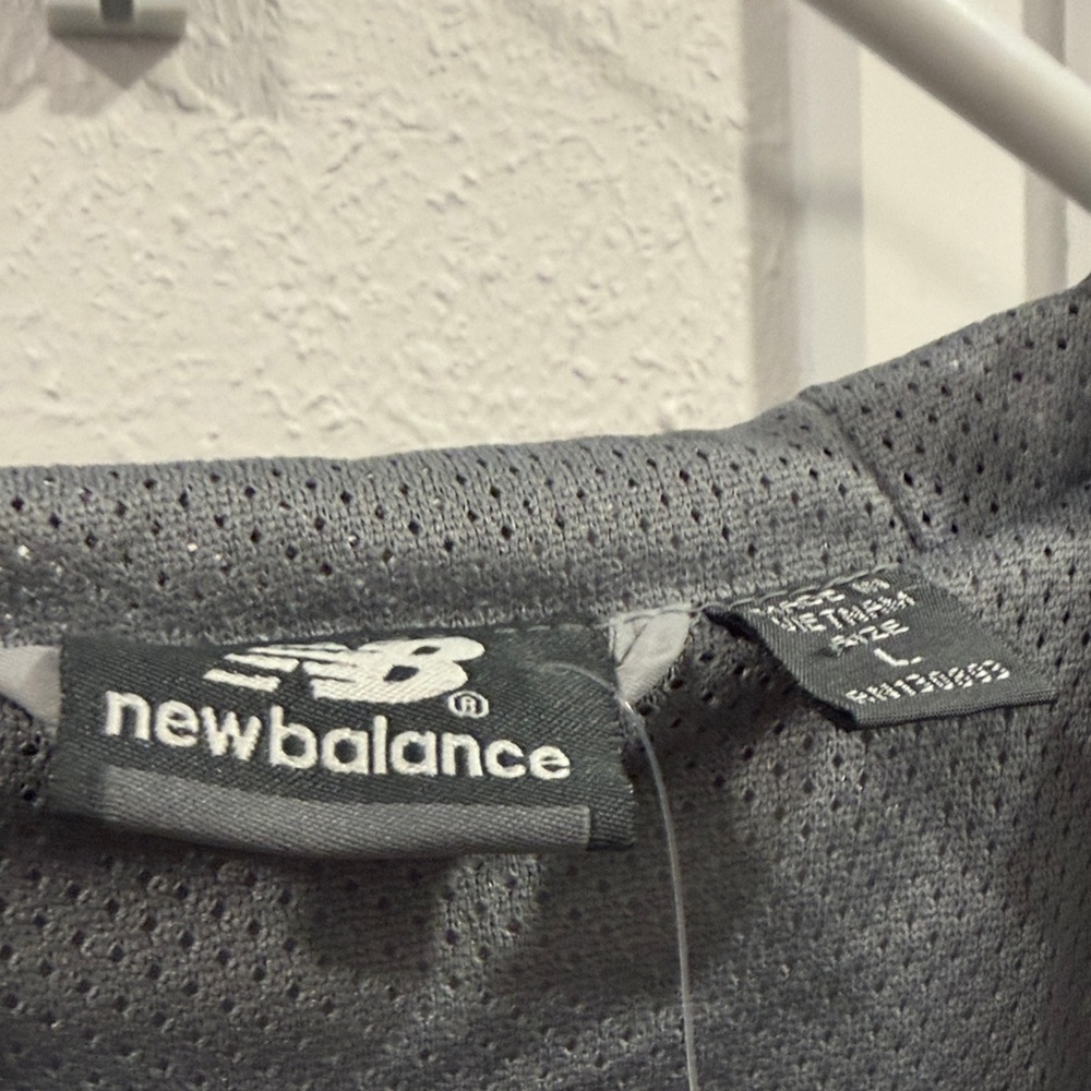 New Balance NWT  Light Gray all weather Jacket. Water & Wind Resistance - Picture 2 of 8